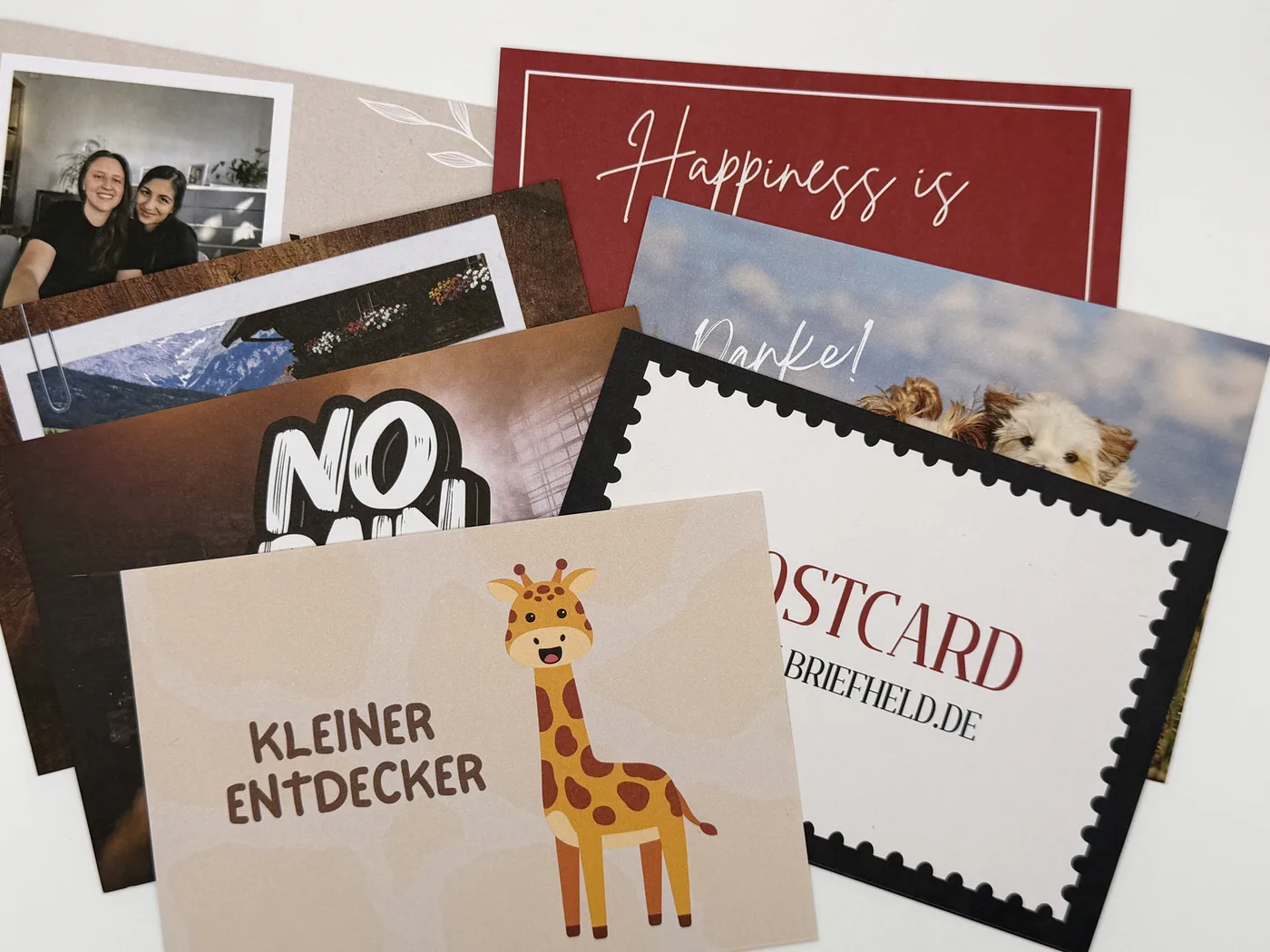 Gedruckte Kartendesigns von Kunden, leicht gestapelt auf dem Tisch