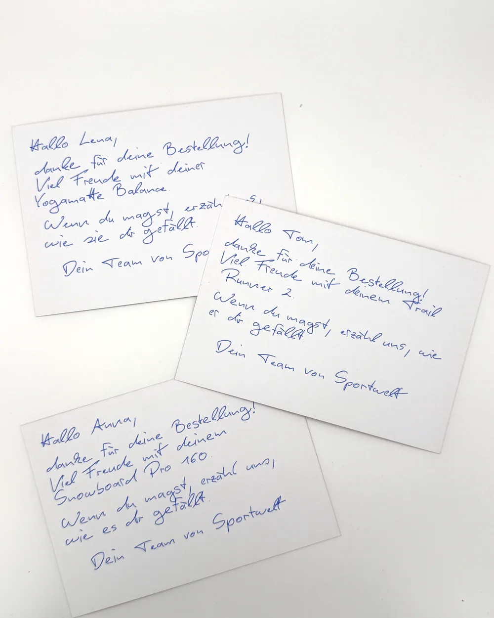 Drei handgeschriebene Karten derselben Vorlage, jede mit eigenem Namen