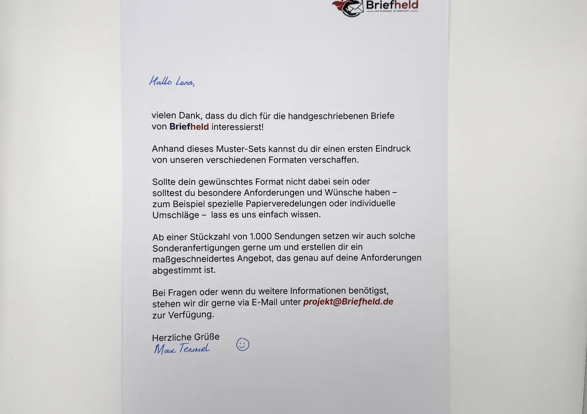 Gedruckter A4-Brief mit handschriftlicher Anrede und Unterschrift