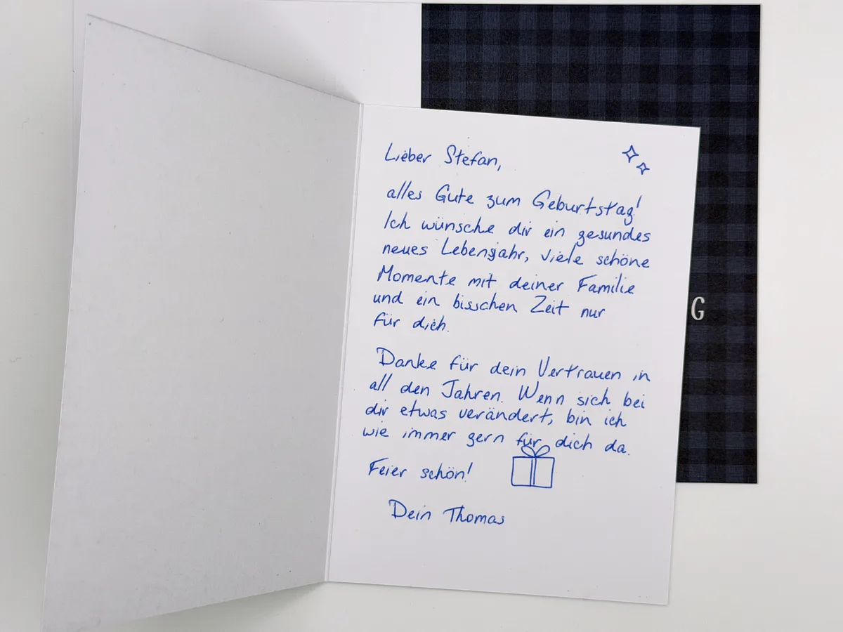 Aufgeklappte A6 Klappkarte im Hochformat, innen handgeschrieben