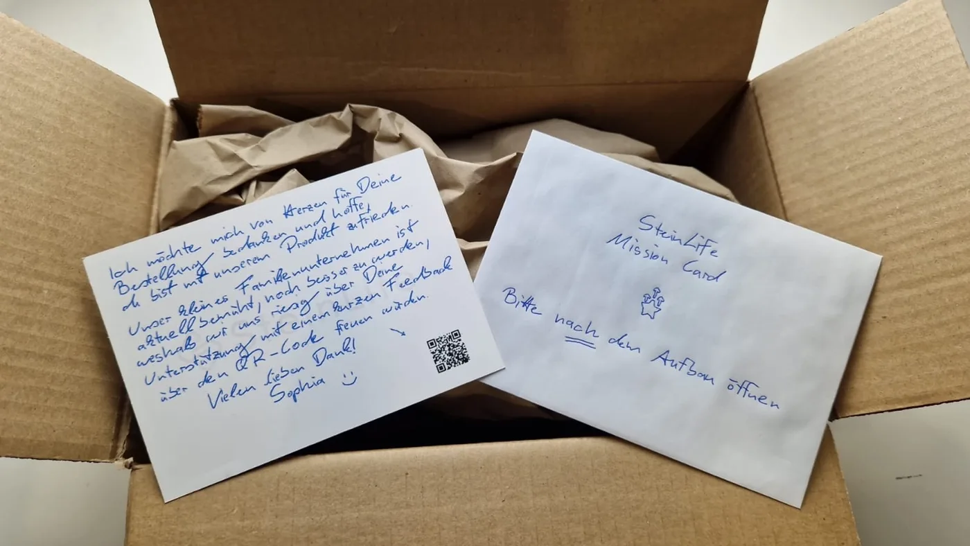 Kampagnen-Beispiel 6: handgeschriebene Karte und Umschlag im Paket