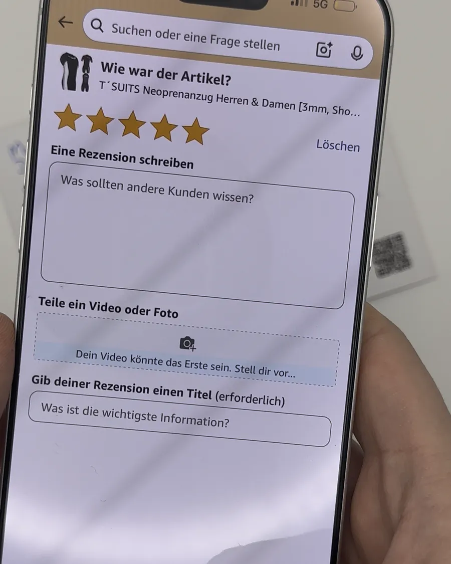 Handy zeigt die Amazon-Bewertungsseite: Wie war der Artikel? mit fünf Sternen