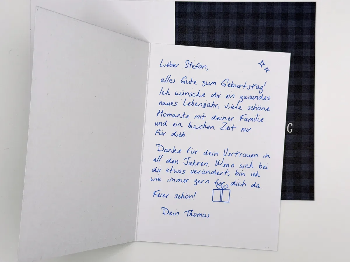 Aufgeklappte Karte „Lieber Stefan, alles Gute zum Geburtstag“ mit handgeschriebenem Text